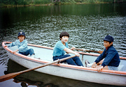 写真１：小学生の頃、兄弟と東京の公園にて